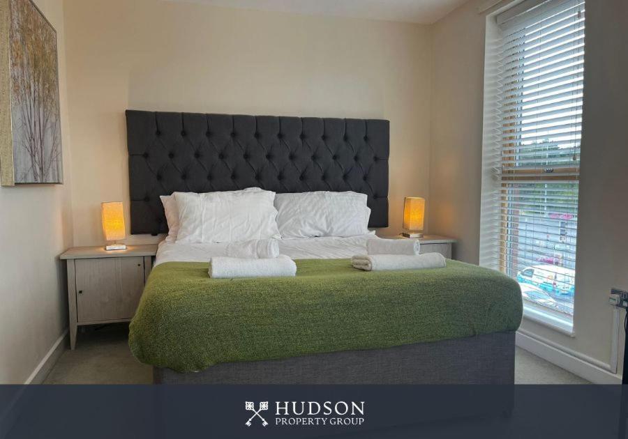 Three Bedroom Townhouse With Parking Telford Exterior photo